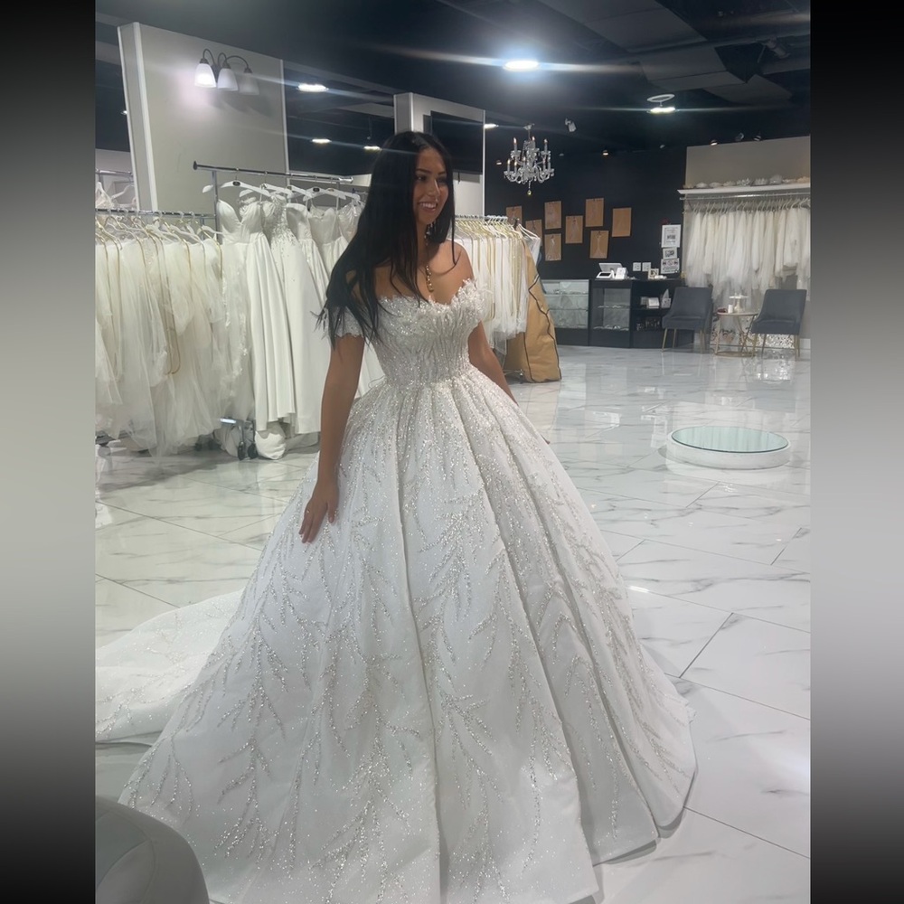 Ball gown wedding dress
